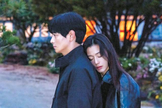 디즈니+ ‘북극성’은 죽은 남편을 대신해 대선 후보로 나서는 서문주(오른쪽·전지현)와 그를 지키는 특수요원 백산호(강동원)의 이야기를 그린다.  디즈니+ 제공