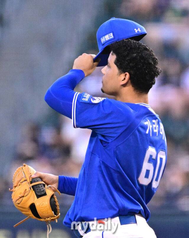 2025년 8월 27일 오후 서울 잠실구장에서 열린 '2025 신한 SOL뱅크 KBO 리그' 삼성 라이온즈와 두산 베어스의 경기 삼성 선발투수 가라비토가 2회말 투구를 하며 땀을 닦고 있다./마이데일리
