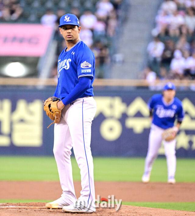 2025년 8월 27일 오후 서울 잠실구장에서 열린 '2025 신한 SOL뱅크 KBO 리그' 삼성 라이온즈와 두산 베어스의 경기. 삼성 선발투수 가라비토가 역투하고 있다./마이데일리