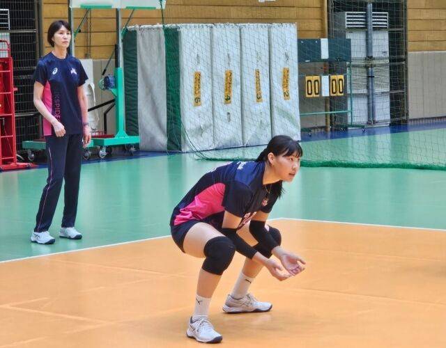 흥국생명 정윤주가 9일 일본 효고현 니시노미야시에 위치한 오사카 마블러스 훈련장에서 리시브 연습을 하고 있다./흥국생명