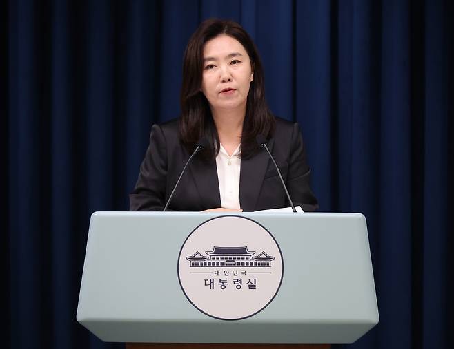 강유정 대변인이 8일 용산 대통령실에서 국가인공지능 전략위원회 출범식 관련 브리핑을 하고 있다. [연합]