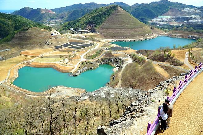 동해시 무릉계곡 베틀바위 인근 무릉별유천지. 국토건설임무를 마친 석회석 채석장에 에메랄드 빛 두개의 호수가 생겼다. 쌍용은 이를 국민 놀이터로 기부했다.