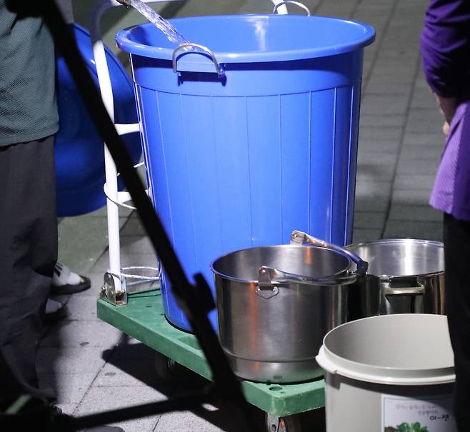 강릉 가뭄 재난 선포 10일 차인 지난 8일 강원 강릉시 내곡동 한 아파트 입구에 정차한 급수차에서 주민들이 직접 가지고 온 물통에 생활용수를 받아 가고 있다. [연합뉴스]