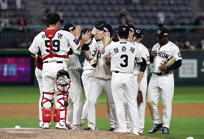 [서울=뉴시스] 프로야구 SSG 랜더스 선수단이 31일 인천SSG랜더스필드에서 열린 2025 신한 쏠뱅크 KBO리그 NC 다이노스와의 경기에서 승리한 뒤 세리머니를 하고 있다. (사진=SSG 랜더스 제공) 2025.08.31. *재판매 및 DB 금지