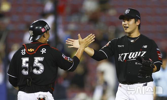 [서울=뉴시스] 김근수 기자 = 24일 서울 송파구 잠실야구장에서 열린 프로야구 '2025 신한 SOL 뱅크 KBO리그' KT 위즈와 두산 베어스의 경기에서 KT 위즈가 3-2로 승리를 거두고 KT 위즈 마무리 투수 박영현이 기뻐하고 있다. 2025.08.24. ks@newsis.com