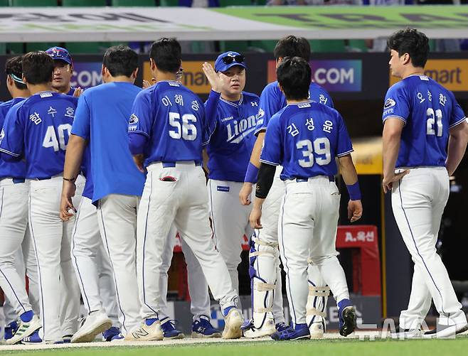 [인천=뉴시스] 배훈식 기자 = 7일 오후 인천 미추홀구 인천SSG랜더스필드에서 열린 2025 신한 쏠뱅크 KBO리그 SSG 랜더스와 삼성 라이온즈의 경기, 6-1 승리를 거둔 삼성 박진만 감독이 선수들과 하이파이브를 하고 있다. 2025.08.07. dahora83@newsis.com