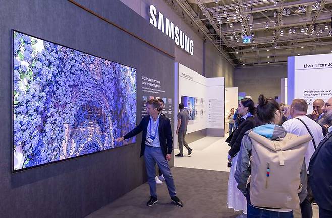 [서울=뉴시스] 5일부터 닷세간 독일 베를린에서 열리는 IFA 2025 '메세 베를린(Messe Berlin)' 내 단독 전시장인 '시티 큐브 베를린(City Cube Berlin)' 삼성전자 전시관에서 관람객들이 다양한 제품과 솔루션들을 체험하고 있다. 이번 전시에서 구현된 삼성 AI 홈은 사용자와 가족을 이해하고 알아서 맞춰주는 초개인화된 경험을 제공한다. 삼성 AI 홈은 일상의 편리함을 제공할 뿐만 아니라 가족의 건강과 안전까지 돌본다. 방문객들은 삼성 전시관에 펼쳐진 'AI 홈'을 통해 현실로 다가온 꿈꾸던 미래 일상을 지금 바로 경험할 수 있다. 사진은 삼성전자 115형 마이크로 RGB TV. (사진=삼성전자 제공) 2025.09.07. photo@newsis.com *재판매 및 DB 금지