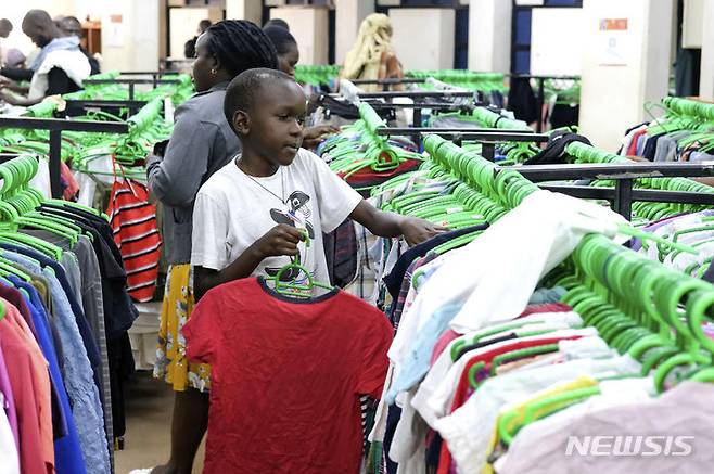 [캄팔라=AP/뉴시스] 8일(현지 시간) 뉴욕타임스(NYT)에 따르면 중국 정부는 올해 8월까지 아프리카에 1410억 달러(약 195조원) 규모의 상품·서비스를 수출했고, 810억 달러(약 112조원)를 수입했다고 밝혔다. 흑자가 커진 배경에는 중국산 배터리, 태양광 패널, 전기차, 산업 장비의 수출 급증이 있다. 사진은 우간다 캄팔라의 중고 의류 체인점에서 한 소년이 옷을 고르고 있는 모습. 2025.09.09.