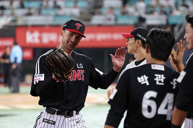 [서울=뉴시스] 프로야구 LG 트윈스의 앤더슨 톨허스트가 12일 수원KT위즈파크에서 열린 2025 신한 쏠뱅크 KBO리그 KT 위즈와의 경기에서 이닝을 마친 뒤 마운드를 내려가고 있다. (사진=LG 트윈스 제공) 2025.08.12. *재판매 및 DB 금지