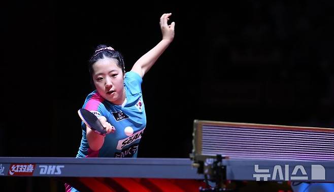 [도하(카타르)=뉴시스] 사진공동취재단 = 신유빈이 22일(현지 시간) 카타르 도하 루사일 아레나에서 열린 2025 국제탁구연맹(ITTF) 세계선수권대회 여자단식 16강 중국 쑨잉사와 경기를 펼치고 있다. 2025.05.23. photo@newsis.com