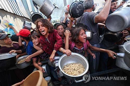 가자지구의 처절한 식량 배급 현장 [AFP=연합뉴스 자료사진. 재판매 및 DB 금지]