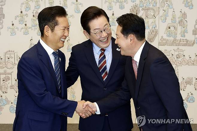 (서울=연합뉴스) 한상균 기자 = 이재명 대통령이 8일 용산 대통령실에서 여야 지도부 오찬 회동에 참석한 더불어민주당 정청래 대표와 국민의힘 장동혁 대표가 악수하는 모습을 보고 있다. 2025.9.8 [대통령실통신사진기자단] xyz@yna.co.kr 연합뉴스