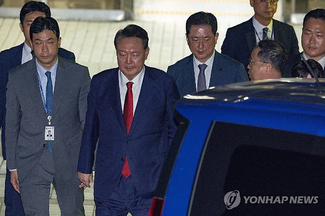 (서울=연합뉴스) 12·3 비상계엄과 관련해 특검의 수사를 받는 윤석열 전 대통령이 9일 서울 서초구 서울중앙지법에서 열린 구속 전 피의자 심문(영장실질심사)이 끝난 뒤 법원을 떠나고 있다. 2025.7.9 [사진공동취재단] photo@yna.co.kr 연합뉴스