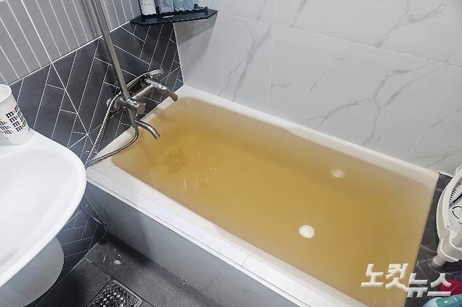 9일 오전 찾은 강릉 초당동의 한 아파트 욕조가 흙탕물로 가득찬 모습. 구본호 기자