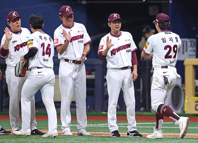 9일 서울 고척스카이돔에서 열린 프로야구 2025 KBO리그 LG 트윈스와 키움 히어로즈의 경기. 키움 설종진 감독대행이 경기에서 승리한 뒤 선수들을 격려하고 있다. 연합뉴스