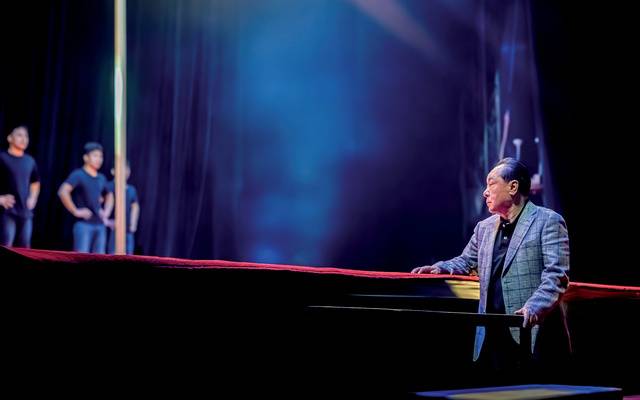 박세환 동춘서커스단장(오른쪽)이 무대 위에서 연습 중인 단원들을 바라보고 있다.