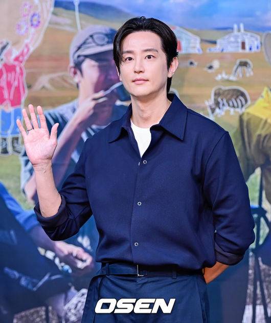 [OSEN=지형준 기자] 15일 오후 서울 상암동 MBC에서 MBC 새&nbsp;예능&nbsp;'지구를&nbsp;닦는&nbsp;남자들'(약칭&nbsp;'지닦남') 제작발표회가 열렸다.이날 첫 방송되는 '지구를&nbsp;닦는&nbsp;남자들'은&nbsp;없으면&nbsp;없는&nbsp;대로&nbsp;떠나는&nbsp;여행을&nbsp;통해&nbsp;환경을&nbsp;돌아보는&nbsp;신개념&nbsp;ESG향&nbsp;여행&nbsp;프로그램이다. 소비를&nbsp;줄이는&nbsp;것이&nbsp;쓰레기를&nbsp;줄이는&nbsp;것이라&nbsp;외치는&nbsp;'쓰레기&nbsp;아저씨'&nbsp;김석훈의&nbsp;세계관에서&nbsp;기획된&nbsp;프로그램으로,&nbsp;맏형&nbsp;김석훈과&nbsp;함께&nbsp;'세상&nbsp;깔끔남'&nbsp;권율,&nbsp;'중고&nbsp;마니아'&nbsp;임우일,&nbsp;'황금&nbsp;막내'&nbsp;신재하,&nbsp;'오지&nbsp;전문&nbsp;유튜버'&nbsp;노마드션이&nbsp;합류했다.배우 권율이 포즈를 취하고 있다. 2024.10.15 / jpnews@osen.co.kr