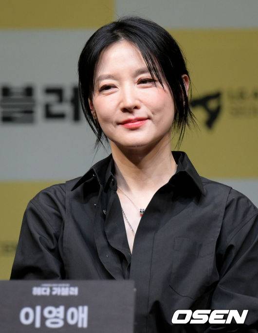 [OSEN=조은정 기자]연극 ‘헤다 가블러’ 제작발표회가 8일 오후 서울 강서구 LG아트센터 서울에서 열렸다.이날 현장에는 이현정 LG아트센터장을 비롯해 연출가 전인철, 배우 이영애, 김정호, 지현준, 이승주, 백지원 등이 참석했다.배우 이영애가 질의응답 시간을 갖고 있다. 2025.04.08 /cej@osen.co.kr