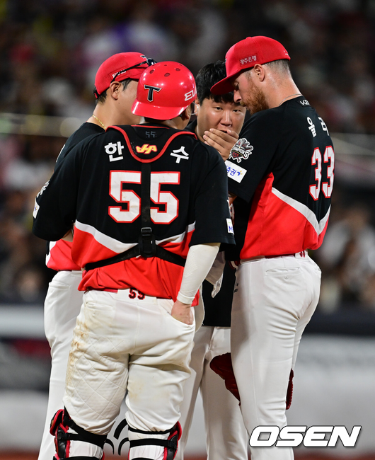 올러가 마운드를 방문한 투수코치와 이야기를 나누고 있다./OSEN DB