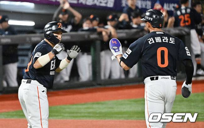 [OSEN=부산, 이석우 기자] 9일 부산 사직야구장에서 2025 신한 SOL 뱅크 KBO 리그 롯데 자이언츠와 한화 이글스의 경기가 열렸다. 홈팀 롯데는 박세웅이, 방문팀 한화는 와이스가 선발 출전했다.한화 이글스 손아섭이 1회초 무사 만루 노시환의 좌익수 앞 2타점 안타때 득점을 올리고 리베라토와 하이파이브를 하고 있다. 2025.09.09 / foto0307@osen.co.kr