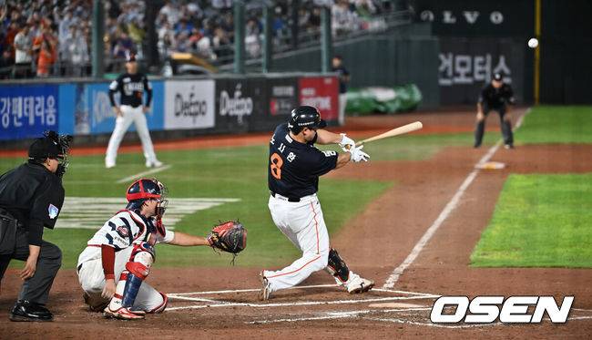 [OSEN=부산, 이석우 기자] 9일 부산 사직야구장에서 2025 신한 SOL 뱅크 KBO 리그 롯데 자이언츠와 한화 이글스의 경기가 열렸다. 홈팀 롯데는 박세웅이, 방문팀 한화는 와이스가 선발 출전했다.한화 이글스 노시환이 6회초 1사 1루 좌월 2점 홈런을 치고 있다. 2025.09.09 / foto0307@osen.co.kr