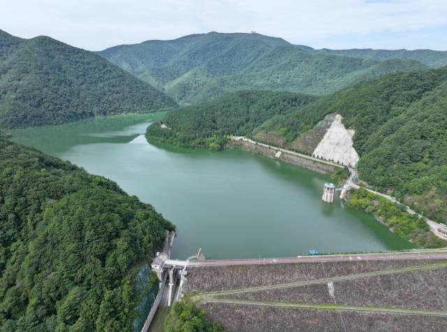 ▲8일 강원 평창군 대관령면 도암댐에 초록빛 물이 차 있다. ⓒ연합뉴스