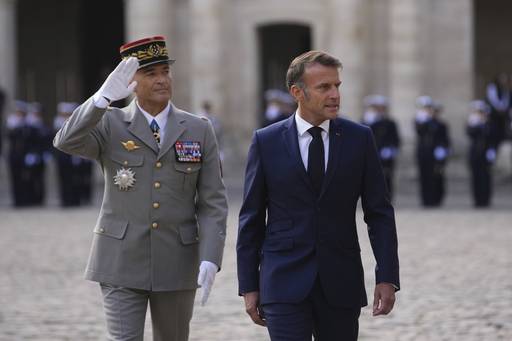 지난 5일(현지시간) 에마뉘엘 마크롱 프랑스 대통령(오른쪽)이 파리 앵발리드 광장에서 4년 임기를 마치고 퇴임하는 티에리 부르크하르트 국방참모총장(육군 대장)과 함께 프랑스군 의장대를 사열하고 있다. 마크롱 대통령이 임명한 프랑수아 바이루 총리가 의회 불신임으로 9개월 만에 낙마하며 그는 심각한 정치적 위기에 직면하게 됐다. AP연합뉴스