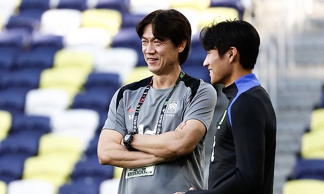 홍명보 감독이 밝은 표정으로 선수들을 바라보는 모습. 대한축구협회 제공