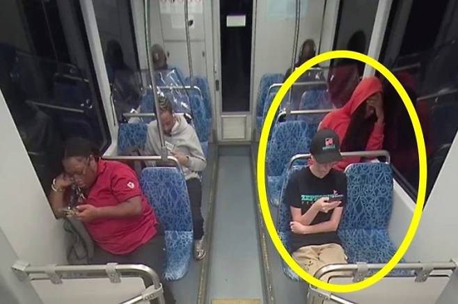 지난달 22일(현지시간) 미국 노스캐롤라이나주 샬럿의 경전철에서 살해된 우크라이나 난민 이리나 자루츠카(오른쪽 아래)의 사건 직전 모습. AP 연합뉴스