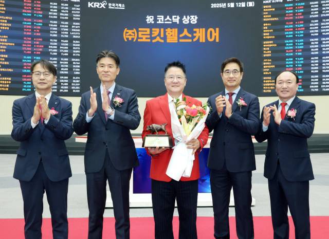 지난 5월 서울 영등포구 한국거래소에서 열린 로킷헬스케어 코스닥시장 상장기념식에서 관계자들이 상장기념패 전달 후 기념 촬영을 하고 있다. 사진 제공=한국거래소