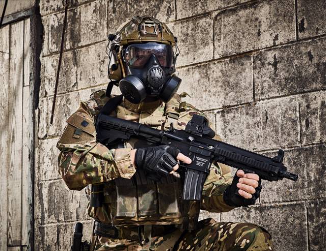 한컴라이프케어가 개발한 NATO 요구사항에 맞추어 설계된 'K10 군용 방독면'. 사진 제공=한컴라이프케어