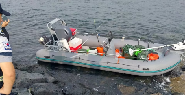 지난 8일 제주시 한경면 해안가에서 발견된 고무보트. 뉴스1