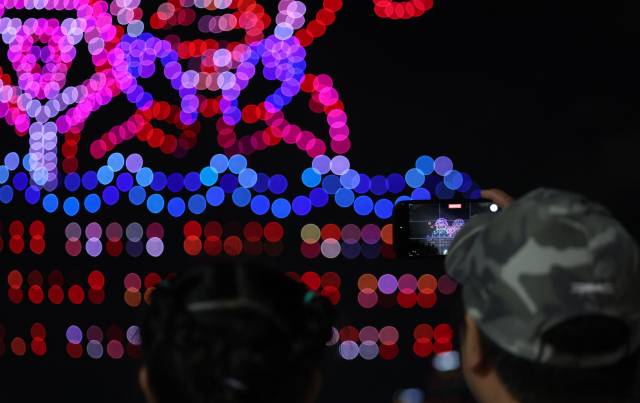7일 오후 서울 광진구 뚝섬한강공원 수변 무대 상공에서 케이팝 데몬 헌터스(케데헌)를 주제로 열린 '2025 한강 불빛 공연(드론 라이트 쇼)에서 1200여 대 드론이 한강의 밤하늘을 수놓고 있다. 연합뉴스