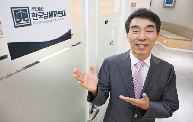 남우진 한국납세자연대 대표가 서울경제신문과 인터뷰를 마친 후 사무실 앞에서 포즈를 취하고 있다. 오승현 기자