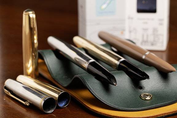 파카 창립 51주년을 기념해 출시한 파카51 가운데 ‘플라이터·시그넷·코코아’(왼쪽부터).