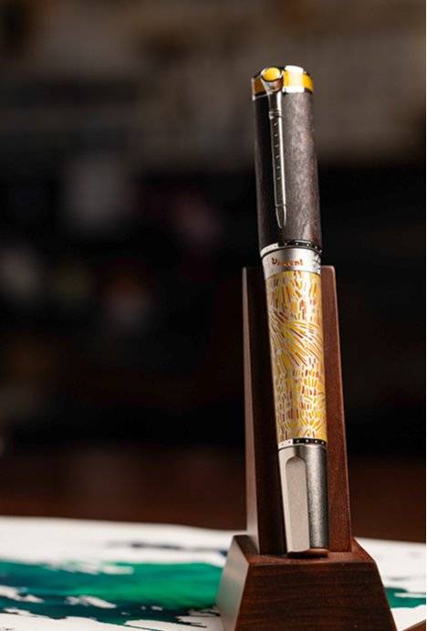 몽블랑의 ‘MOA 고흐 4810’은 담배 파이프 모양의 클립과 임파스토 기법에서 영감을 받은 팔레트 나이프 디자인 그리고 고흐 화풍을 정교히 재현한 배럴이 인상적이다.