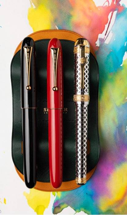 파이롯트의 상위 브랜드인 나미키는 브론즈 위에 전통 옻칠 기법을 더한 유카리 로얄 주칠·흑칠 No.20 시리즈로 유명하다. 예수 탄생을 기념해 2000년 출시된 은색의 ‘Iubilaeum A.D.2000(2000년 희년)’이 눈에 띈다.