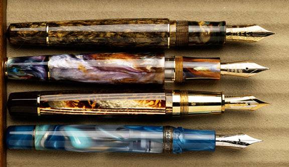 이탈리아 만년필 ‘모멘토 제로 고흐·슈퍼노바 PM4(레오나르도)’, ‘파라곤 아르코 브라운(오마스)’, ‘호모사피엔스 블루 라군(비스콘티)’(위부터).&nbsp;