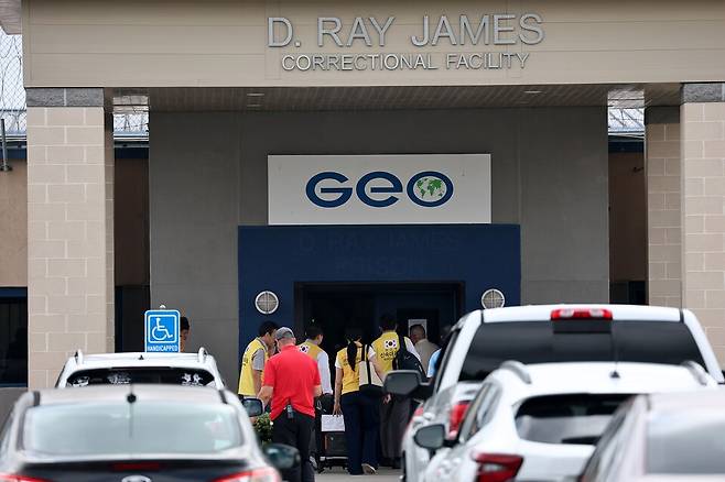 외교부 신속대응팀, 총영사관 관계자들이 8일(현지 시각) 미국 당국의 이민단속으로 체포된 현대차-LG엔솔 배터리공장 건설 현장 직원들이 수감돼 있는 조지아주 포크스턴의 이민세관단속국(ICE) 구금시설로 향하고 있다. ⓒ연합뉴스