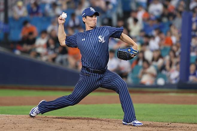 삼성 김재윤(왼쪽)은 전반기 부진으로 마음고생이&nbsp;컸지만, 후반기 들어 180도 달라진 투구를 선보이며 기존의&nbsp;위력을 되찾았다. 7일&nbsp;대구 한화전에서 세이브를 따낸 뒤 포수&nbsp;강민호와 하이파이브를 하는 김재윤. 사진제공｜삼성 라이온즈