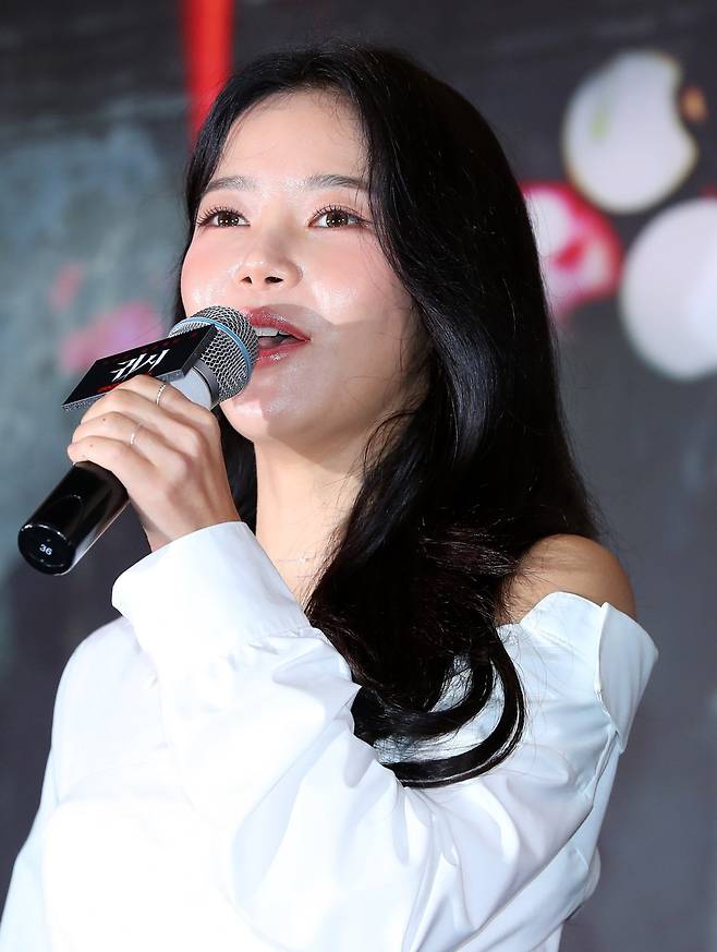 [서울=뉴시스] 김혜진 기자 = 가수 솔라가 9일 오후 서울 용산구 CGV용산아이파크몰에서 열린 영화 ‘귀시’ 언론시사회에서 인사말을 하고 있다. 2025.09.09. jini@newsis.com