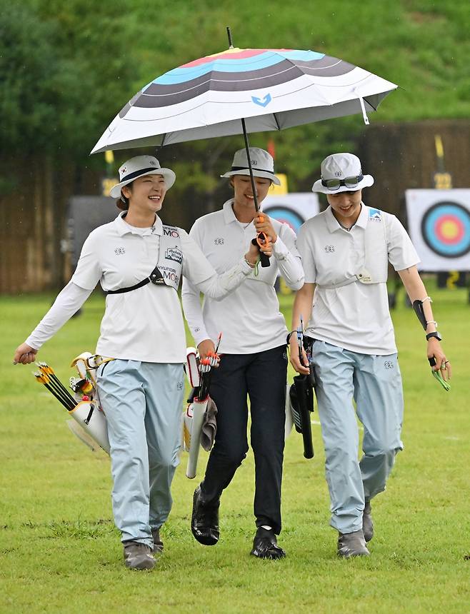 양궁 리커브 여자대표팀 강채영, 임시현, 안산(왼쪽부터)이 9일 광주국제양궁장에서 열린 세계양궁선수권대회 단체전 4강행을 확정한 뒤 환하게 미소짓고 있다. 그러나 한국은 대만에 패해 동메달결정전으로 밀렸다. 광주|뉴시스