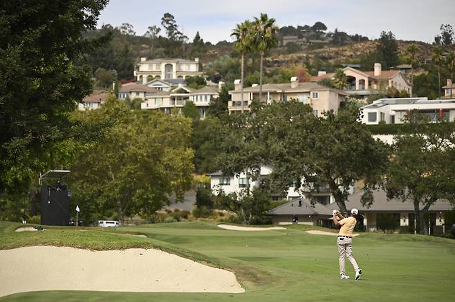 지난해 9월 16일 열린 PGA 투어 프로코어 챔피언십 최종 라운드 도중 우승자인 패튼 키자이어가 7번 홀 페어웨이에서 샷을 하고 있다. 게티이미지코리아