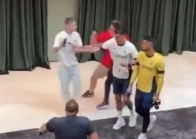 ▲ 어린 아이에게는 한없이 밝은 표정을 지어보이는 크리스티아누 호날두도 마냥 팬 앞이라고 웃는 건 아니다. 난데없이 난입한 팬에게 얼굴이 굳은 것은 물론이고 물리적인 행동도 보여줬다. 그에 따른 비판이 따르지만 옹호하는 팬들의 반응도 있다. ⓒ 데일리메일