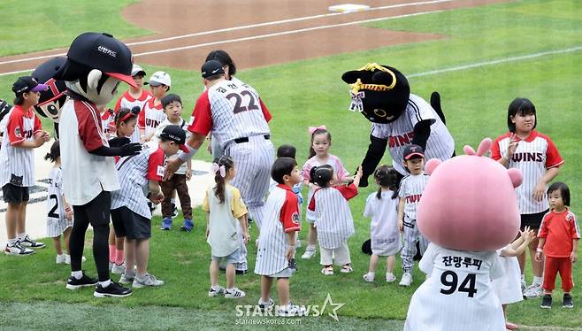 [영상] '아빠, 다치지만 말고~~V는 보너스' LG아빠 배웅하는 고사리손