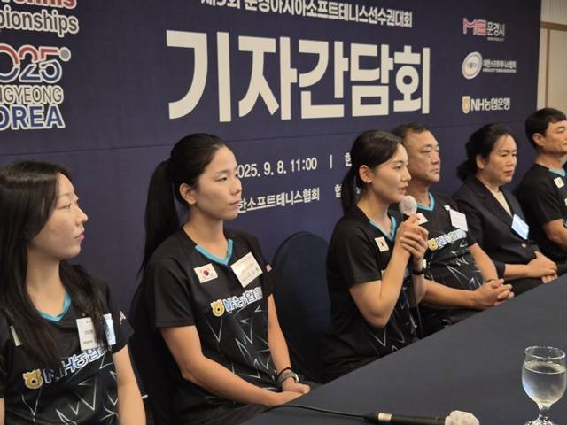 이민선(가운데 마이크)이  문경 아시아소프트테니스선수권대회 기자간담회에서 출전 소감을 말하고 있다. /사진=대한소프트테니스협회 제공