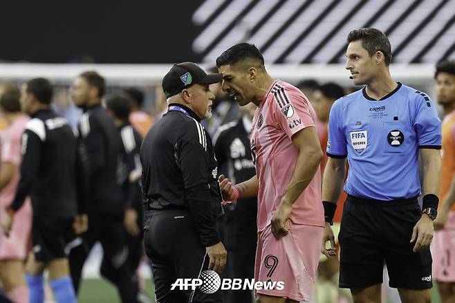 지난 1일 미국 워싱턴주 시애틀의 루멘 필드에서 열린 시애틀과의 2025 리그스컵 결승전을 마친 뒤 상대 스태프와 설전을 벌이고 있는 루이스 수아레스. /AFPBBNews=뉴스1