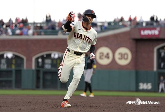 샌프란시스코 이정후가 9일(한국시간) 2025 MLB 정규시즌 애리조나와 홈경기 2회말 우월 2점 홈런을 터트리고 그라운드를 돌고 있다. /AFPBBNews=뉴스1