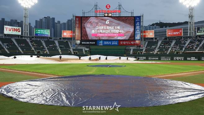 [포토] 경기 개시 지연 알리는 사직구장