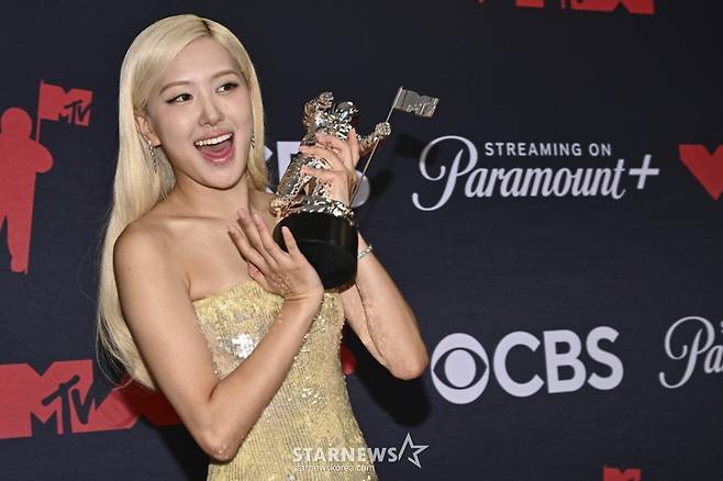 [엘먼트=AP/뉴시스] 블랙핑크의 로제가 7일(현지 시간) 미 뉴욕주 엘먼트의 UBS 아레나에서 열린 '2025 MTV 비디오 뮤직 어워즈'(MTV VMA)에서 아파트(APT.)로 '올해의 노래' 상을 받고 프레스룸에서 포즈를 취하고 있다. 2025.09.08. /사진=민경찬